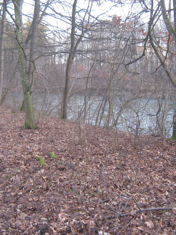 Direkt neben dem Fluss, was sich im Sommer sicherlich auch als gute Bademöglichkeit anbieten könnte.